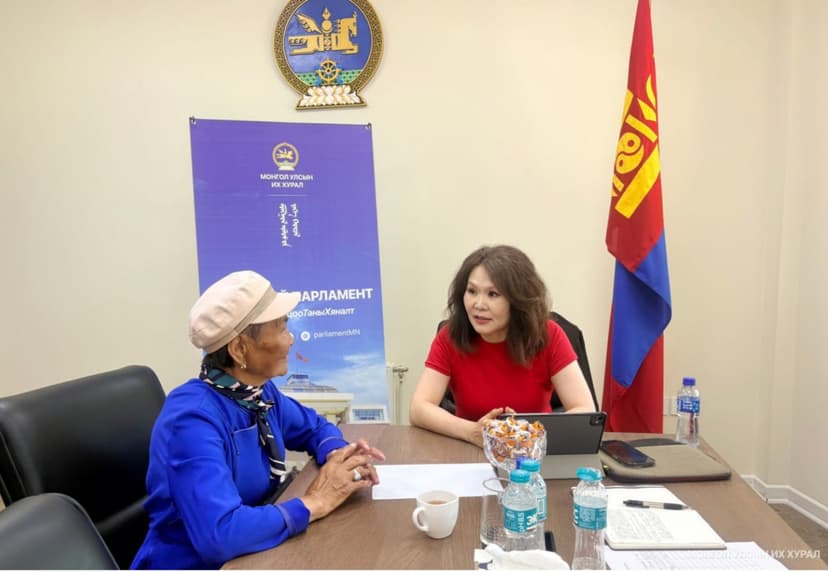 УИХ-ын гишүүн Б.Мөнхсоёл "Нээлттэй парламент" танхимд ажиллаж, иргэдтэй уулзлаа